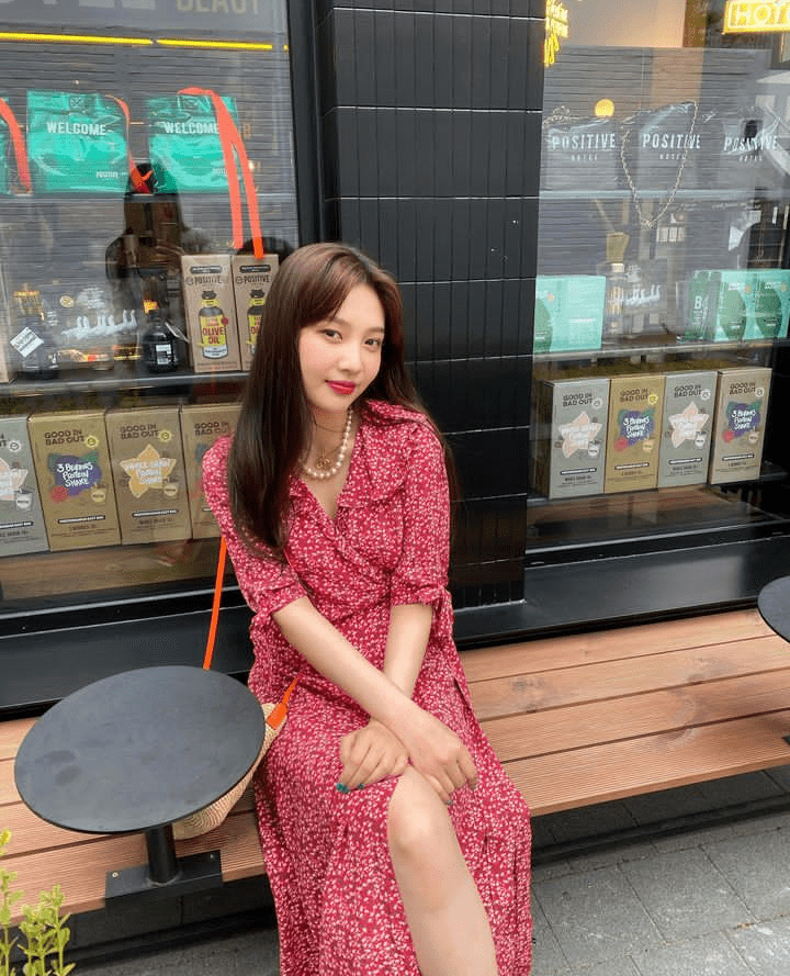 ide padu padan outfit floral pattern ala Joy Red Velvet (instagram.com/_imyour_joy)