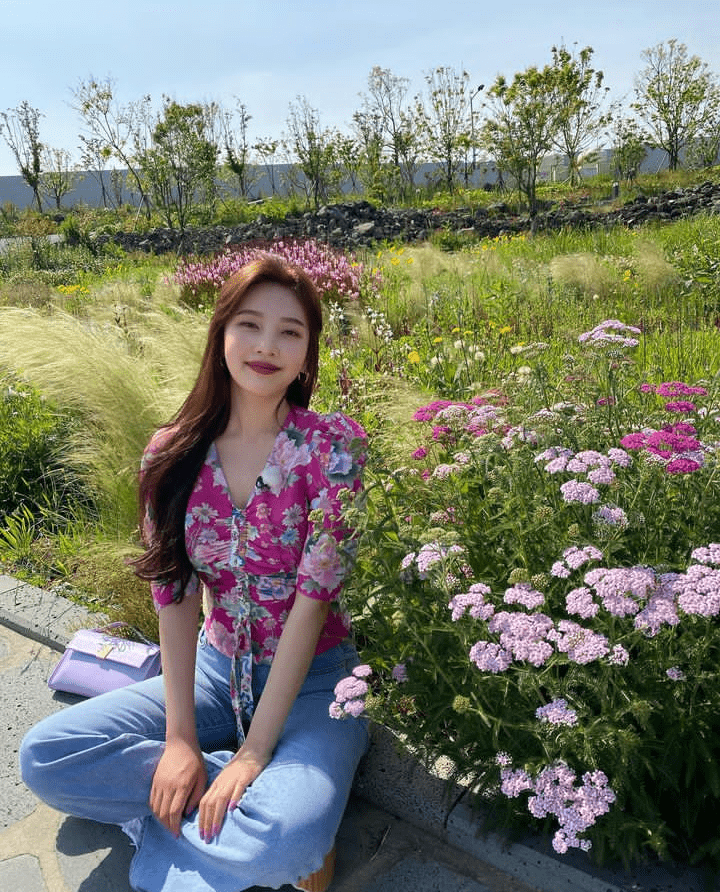 ide padu padan outfit floral outfit ala Joy Red Velvet (instagram.com/_imyour_joy)