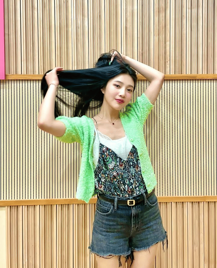 ide padu padan outfit floral pattern ala Joy Red Velvet (instagram.com/_imyour_joy)