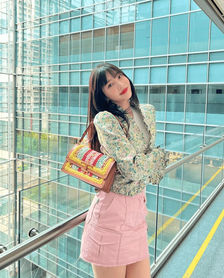 ide padu padan outfit floral pattern ala Joy Red Velvet (instagram.com/_imyour_joy)