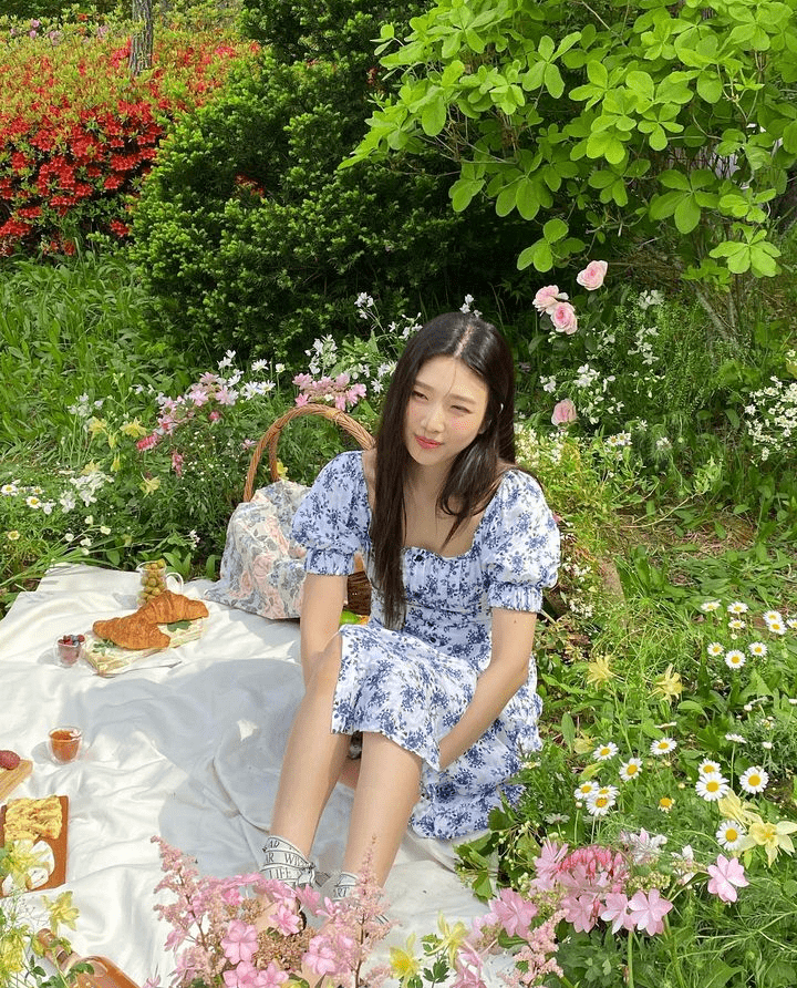 ide padu padan outfit floral pattern ala Joy Red Velvet (instagram.com/_imyour_joy)