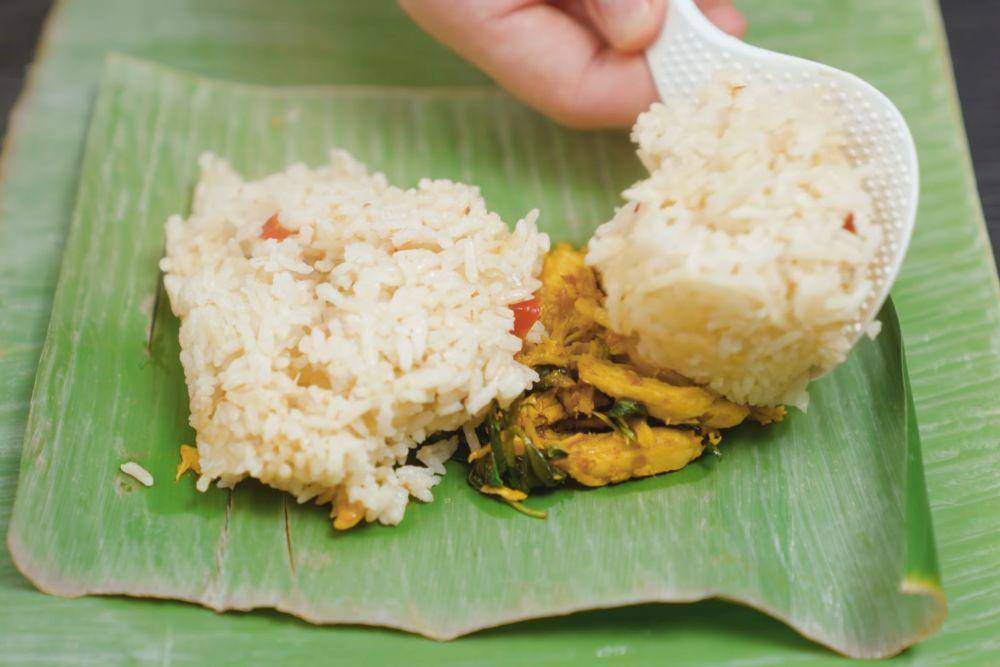 ilustrasi meletakkan nasi di atas daun pisang (YouTube.com/Willgoz Kitchen)