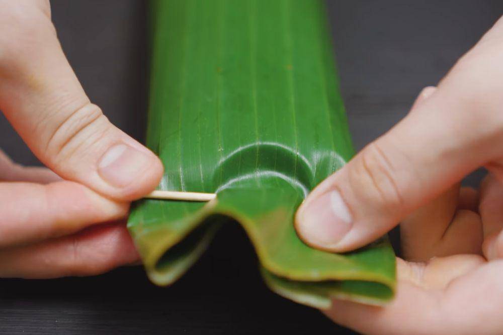 ilustrasi mengunci daun pisang dengan kayu (YouTube.com/Willgoz Kitchen)