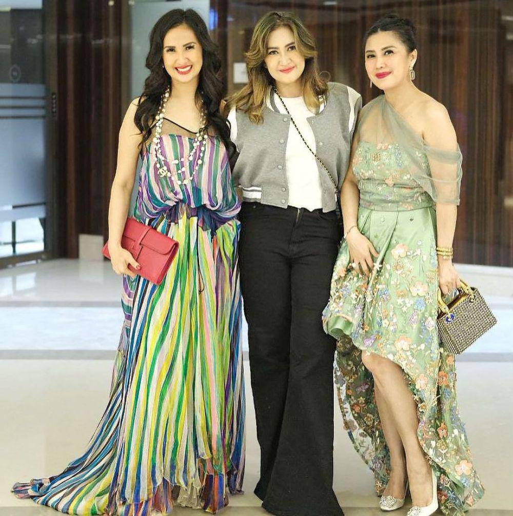 potret Nafa Urbach dan sahabat (instagram.com/nafaurbach)