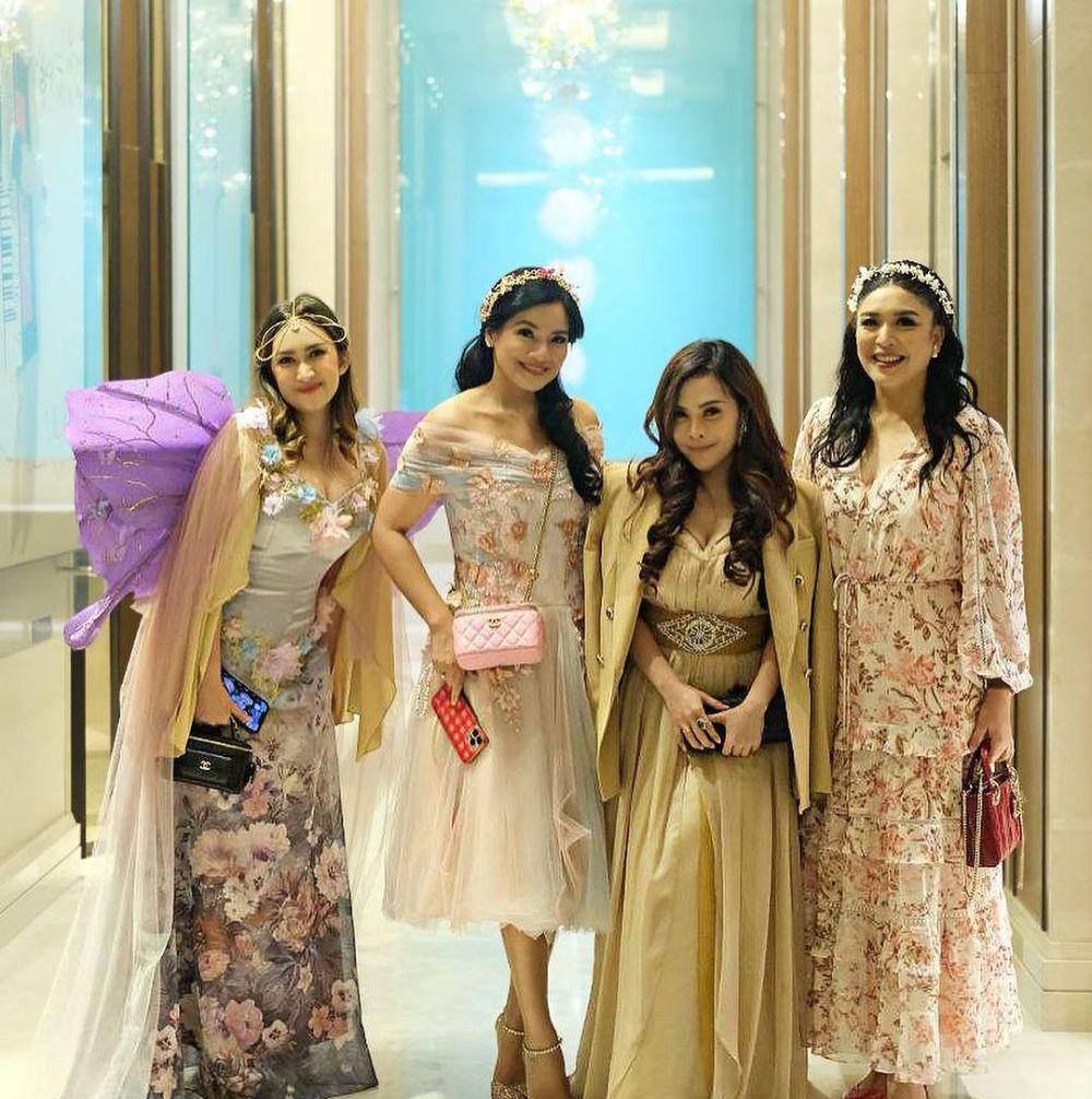 potret Nafa Urbach dan sahabat (instagram.com/nafaurbach)