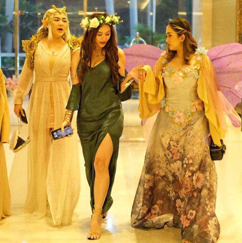 potret Nafa Urbach dan sahabat (instagram.com/nafaurbach)