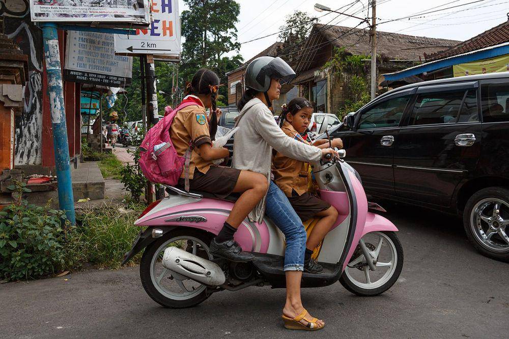 ilustrasi mengendarai sepeda motor (commons.wikimedia.org/CEphoto, Uwe Aranas)