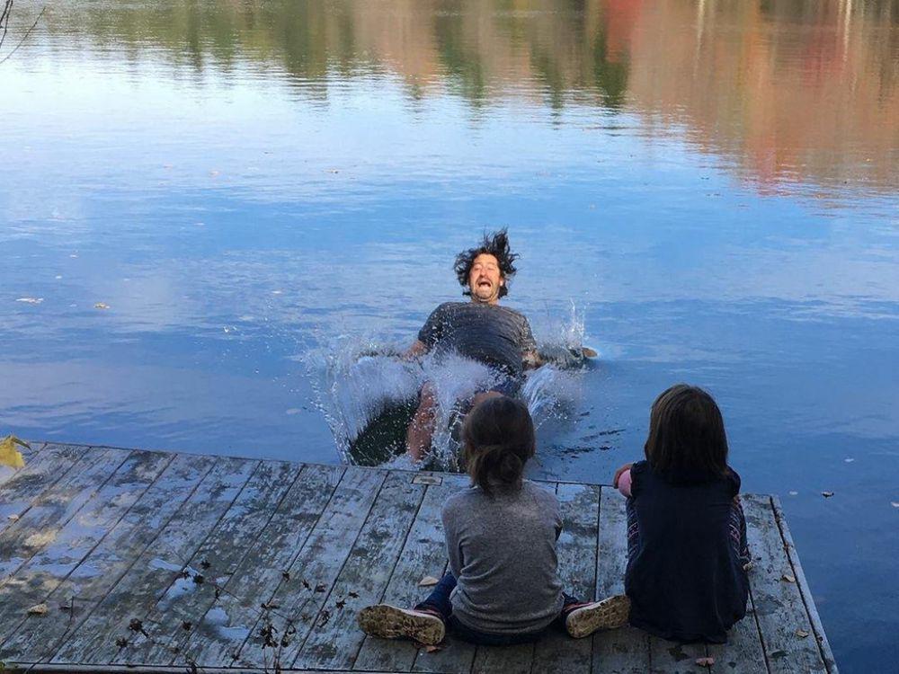 8 Momen Apes Sebelum Jatuh ke Danau, Ekspresinya Bikin Ngakak
