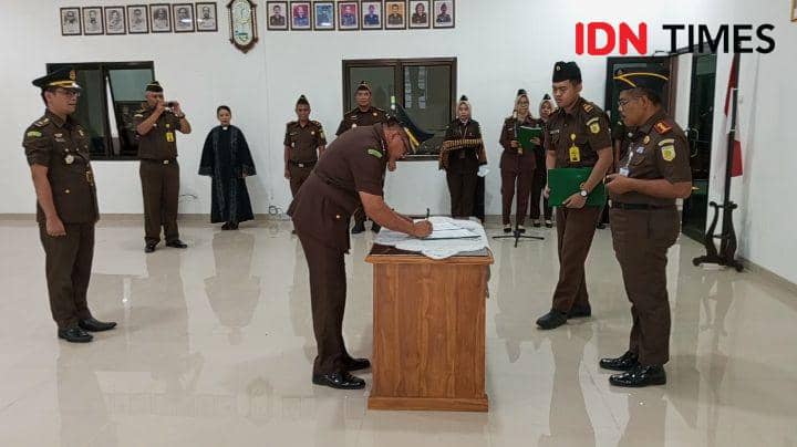 Tanda tangan serah terima jabatan kasi pidsus di Kejari Cilacap. (IDN Times/Sutrisno)