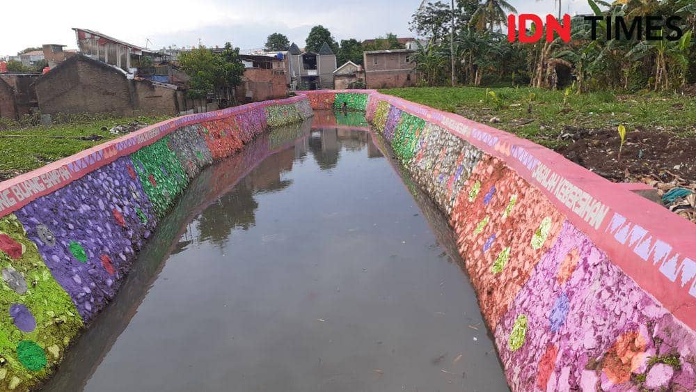 Sungai Bandar Lampung. (IDN Times/Rohmah Mustaurida)