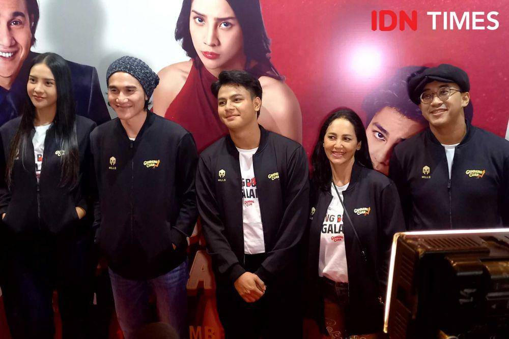 (kiri-kanan) Anya Geraldine, Vino G. Bastian, Alzi Markers, Meriam Bellina, dan Dimas Danang di konferensi pers film Gampang Cuan pada Rabu (8/11/2023) di XXI Epicentrum, Jakarta. (IDN Times/Ines Suseno)