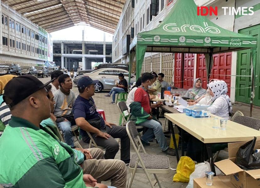 Dinkes Provinsi Sumatera Utara menggelar Skrining Kesehatan kepada pengemudi ojol (IDN Times/Indah Permata Sari)