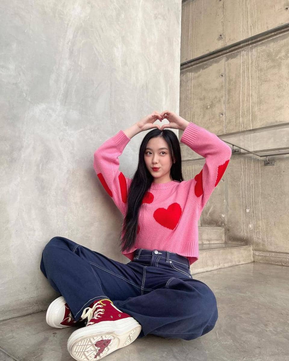 Aheye 4EVE (instagram.com/aheyekrn_)