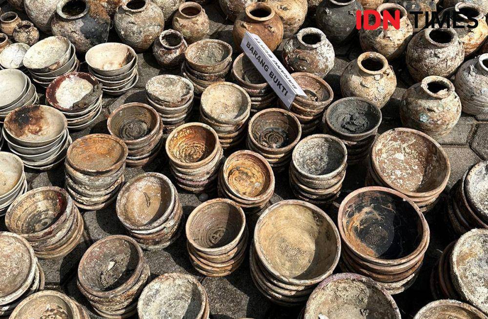 Barang bukti berupa guci hingga piring antik diamankan KKP. (IDN Times/Teri)