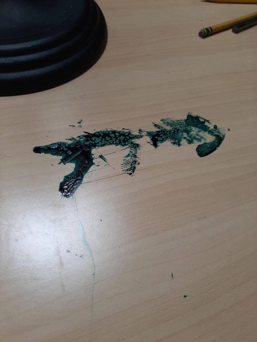 potret momen apes karena pulpen (reddit.com/r/Wellthatsucks)