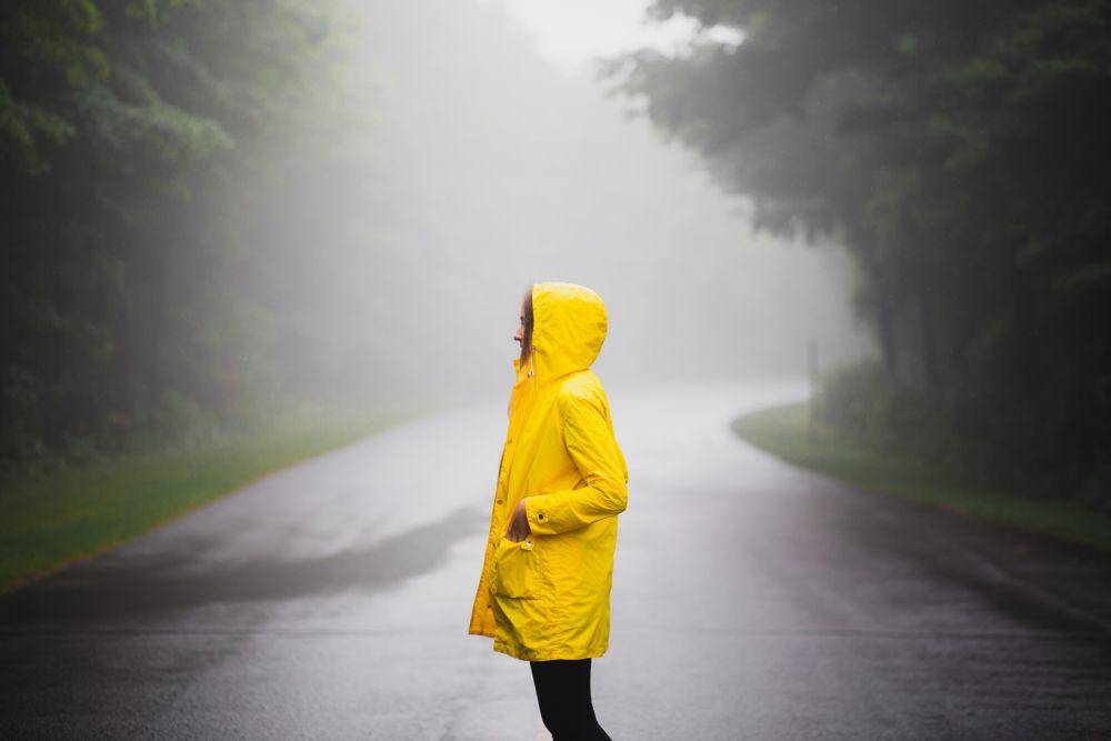 ilustrasi jas hujan (unsplash.com/Alesia Kaz)