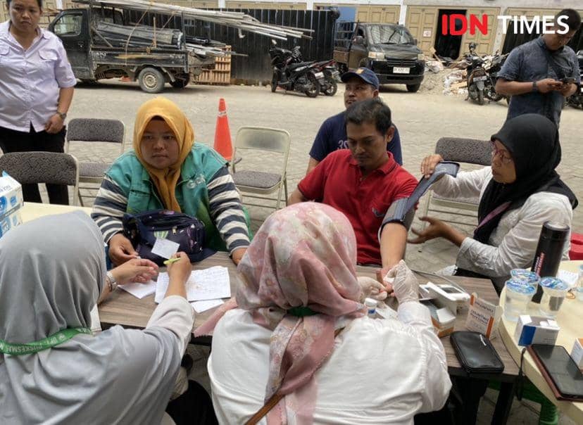 Dinkes Provinsi Sumatera Utara menggelar Skrining Kesehatan kepada pengemudi ojol (IDN Times/Indah Permata Sari)