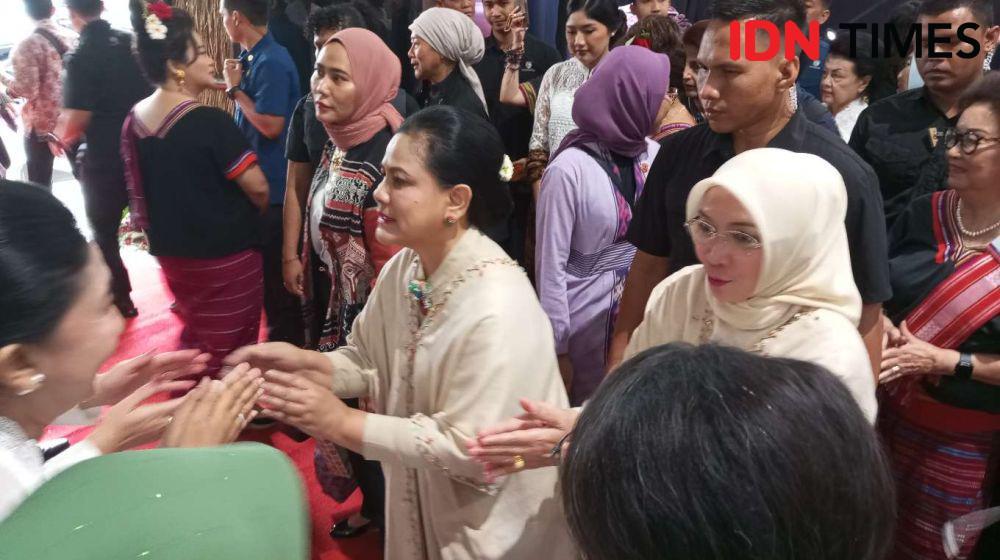 Bazar Amal WIC, Iriana Jokowi Kenakan Tenun Sukarara Lombok