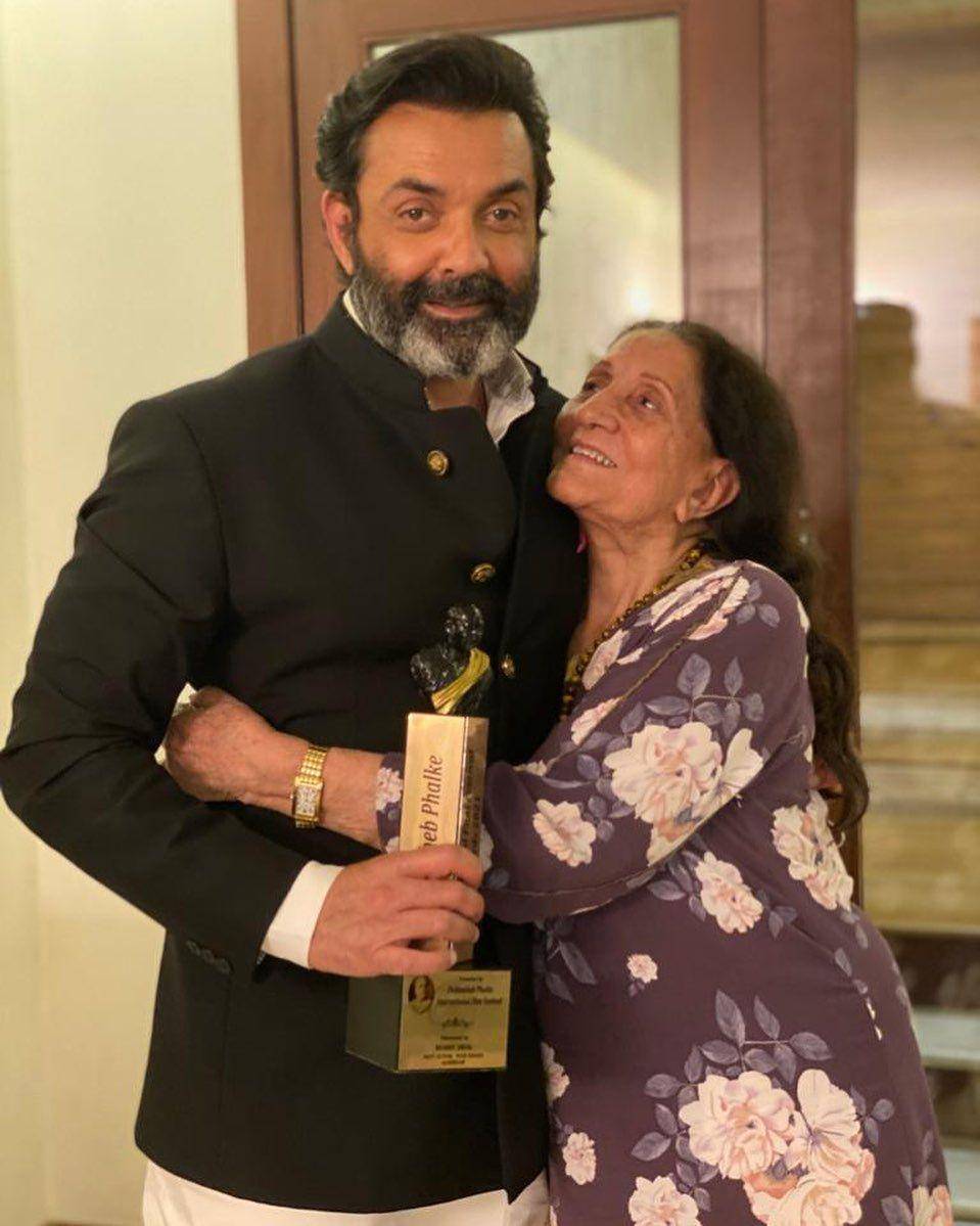 Bobby Deol dan mama (instagram.com/iambobbydeol)
