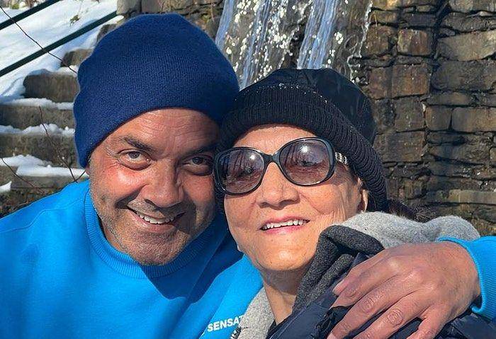 Bobby Deol dan mama (instagram.com/iambobbydeol)
