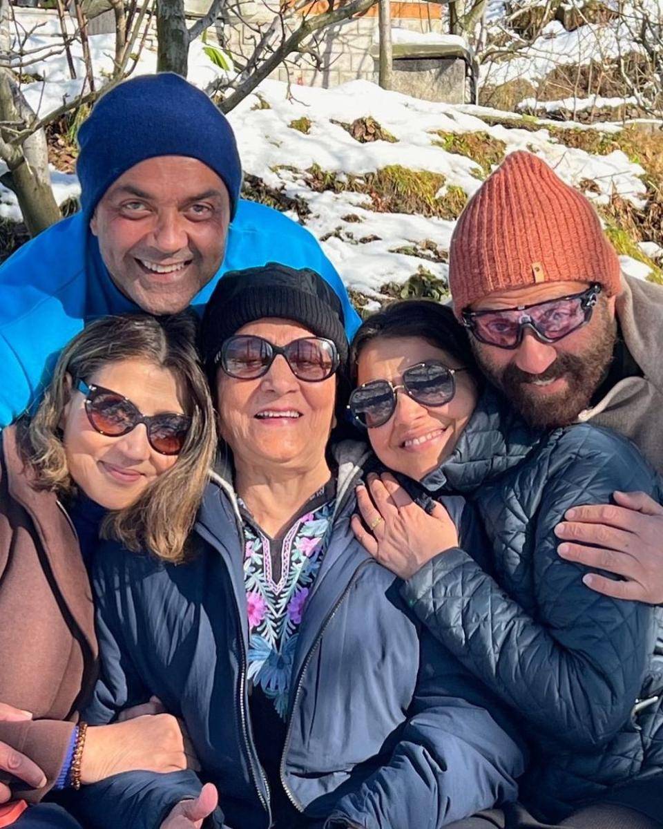 keluarga Bobby Deol (instagram.com/iambobbydeol)