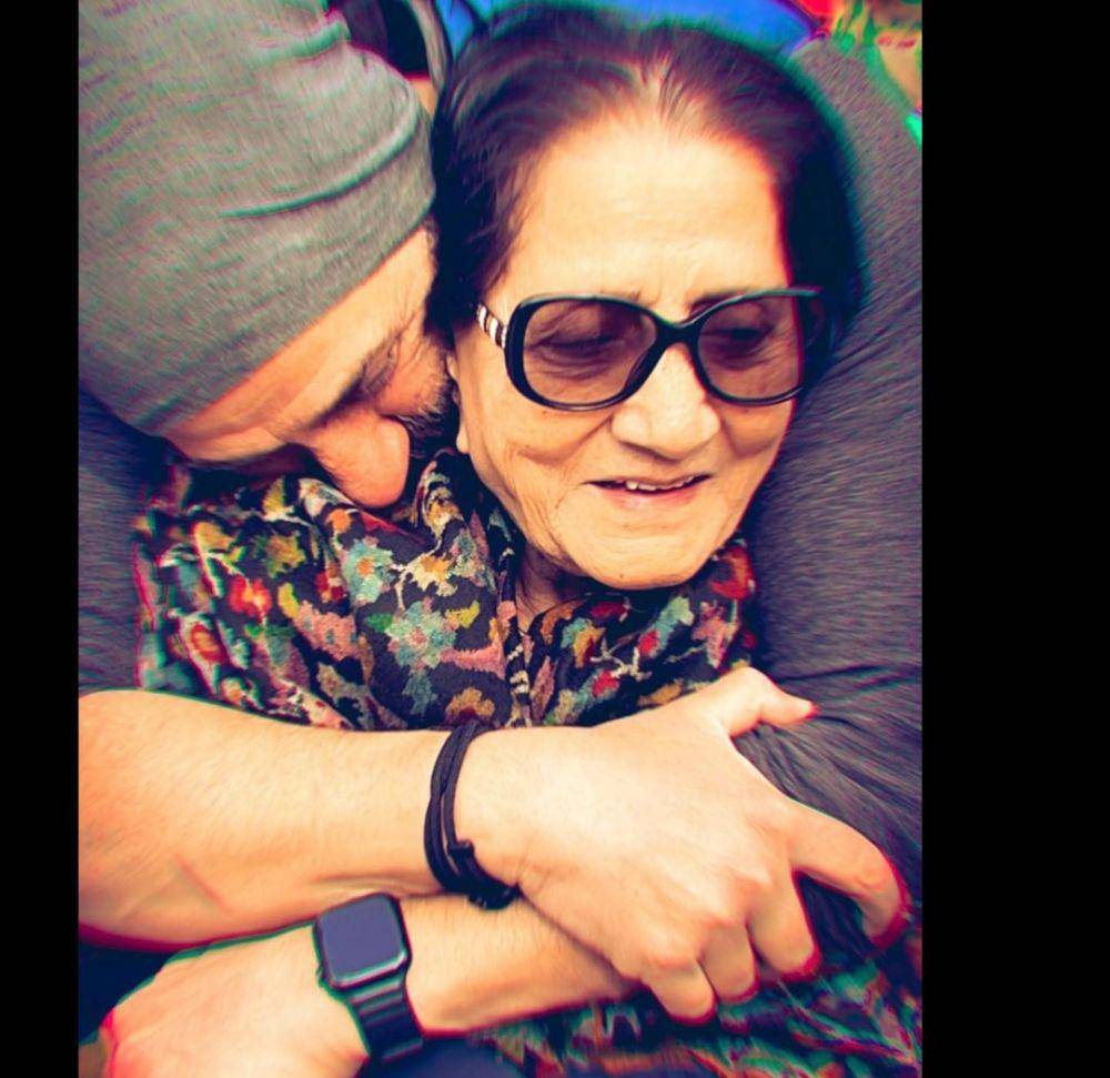 Sunny Deol dan mama (instagram.com/iamsunnydeol)