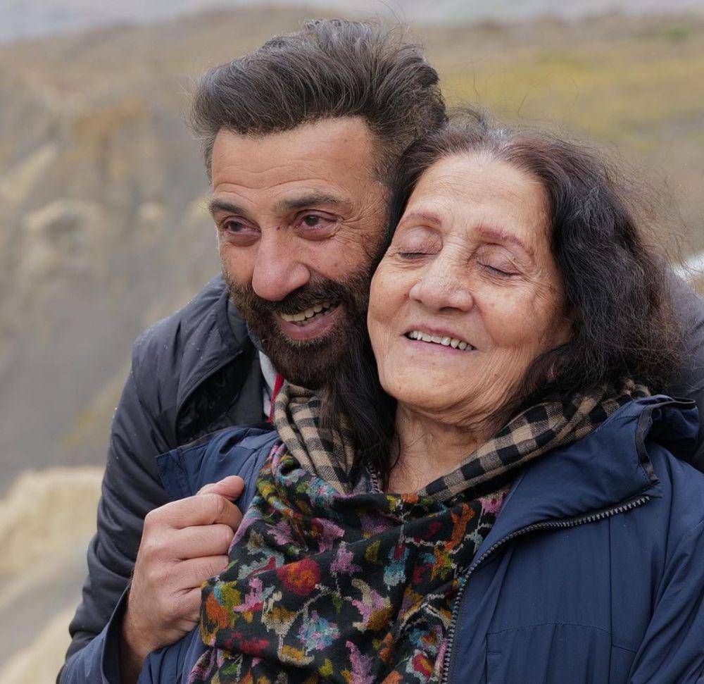 Sunny Deol dan mama (instagram.com/iamsunnydeol)