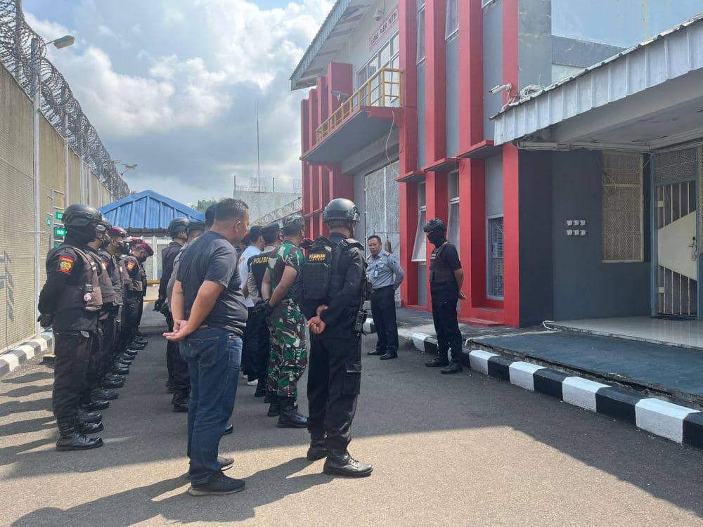 Sejumlah aparat TNI Polri saat dibreafing sebelum melakukan penggeledahan terhadap narapidana Lapas Pasir Putih Nusakambangan Cilacap. (IDN Times/Fariz Fardianto)
