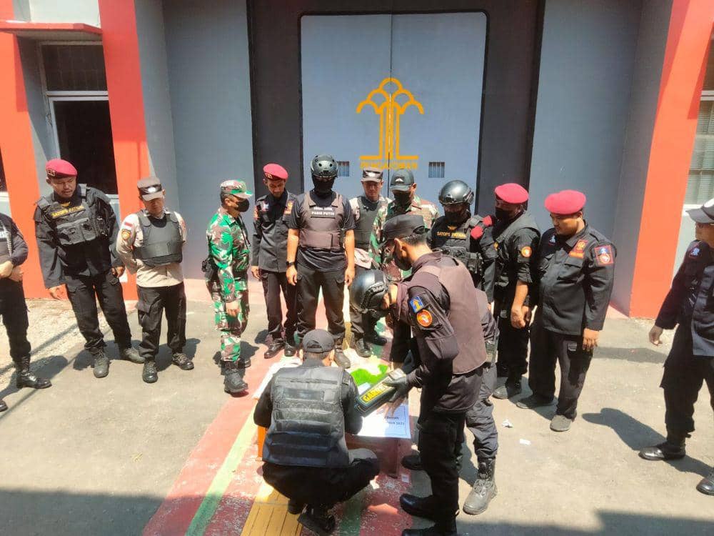 Barang-barang yang disita petugas dicek ulang di depan pintu Lapas Pasir Putih Nusakambangan Cilacap. (IDN Times/Dok Humas Lapas Pasir Putih Nusakambangan)