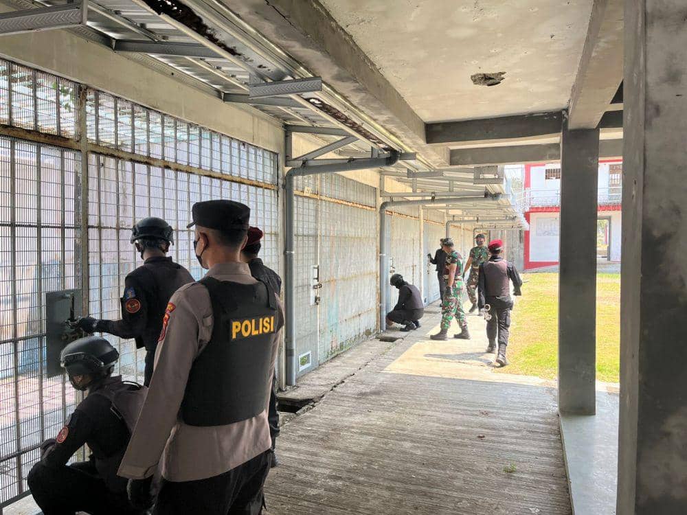 Puluhan petugas mengecek kondisi pintu high risk di Lapas Pasir Putih Nusakambangan. (IDN Times/Sok Humas Lapas Pasir Putih)