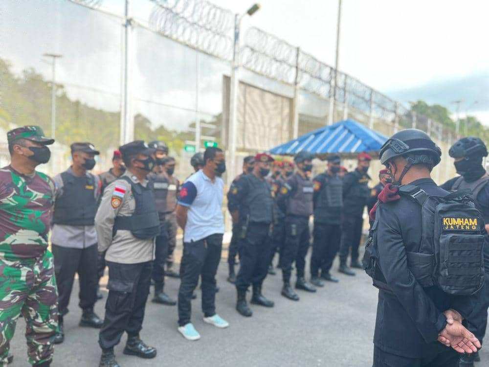 Proses penggeledahan dilakukan aparat dengan perlengkapan pengamanan yang komplit termasuk menggunakan rompi anti peluru. (IDN Times/Dok Humas Lapas Pasir Putih Nusakambangan)