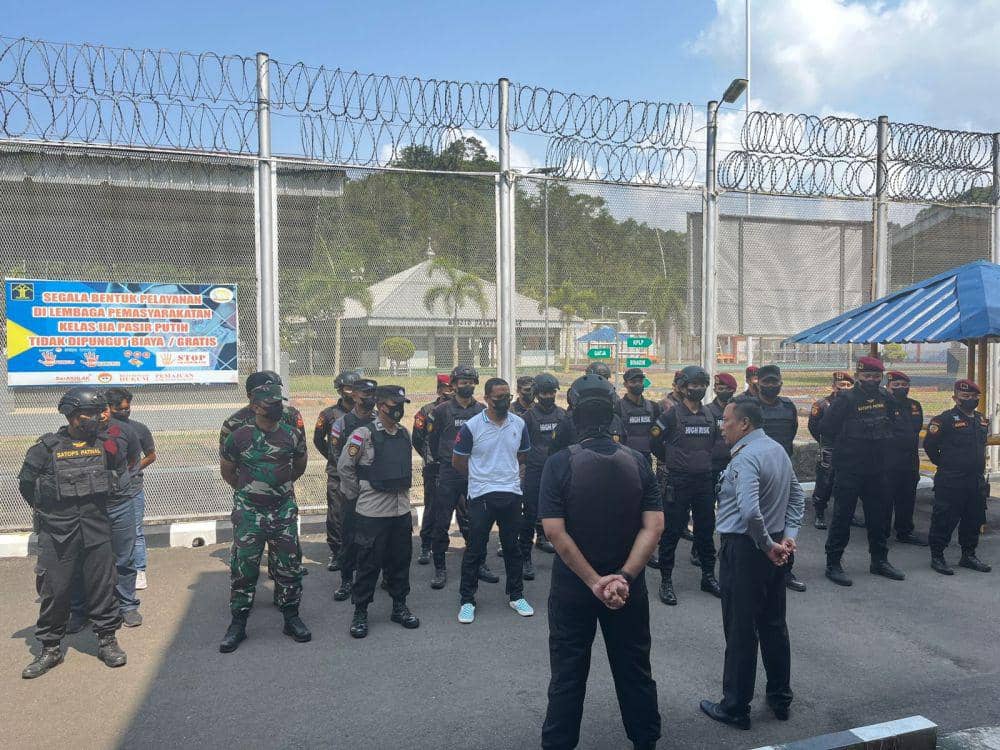 Aparat gabungan bersiaga menjelang proses razia dan penggeledahan terhadap narapidana Lapas Pasir Putih Nusakambangan Cilacap. (IDN Times/Dok Humas Lapas Pasir Putih)