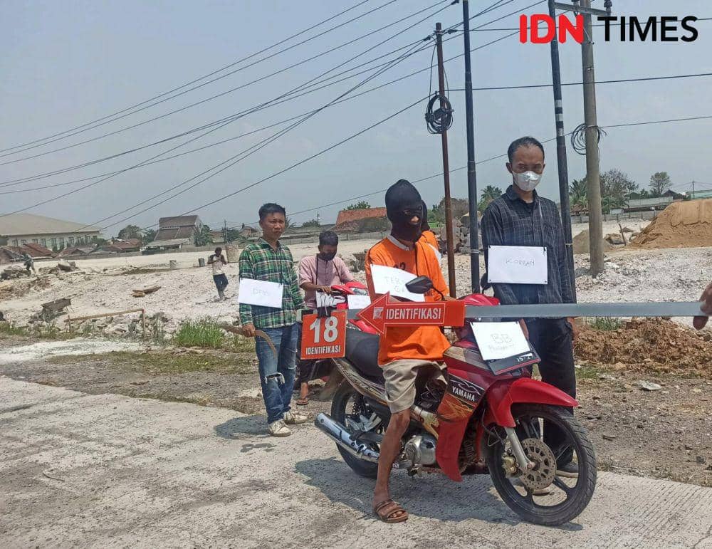Rekonstruksi kasus tawuran antar pelajar menewaskan seorang siswa SMK BLK Bandar Lampung inisal GIZ (17), Rabu (8/11/2023). (IDN Times/Tama Yudha Wiguna).