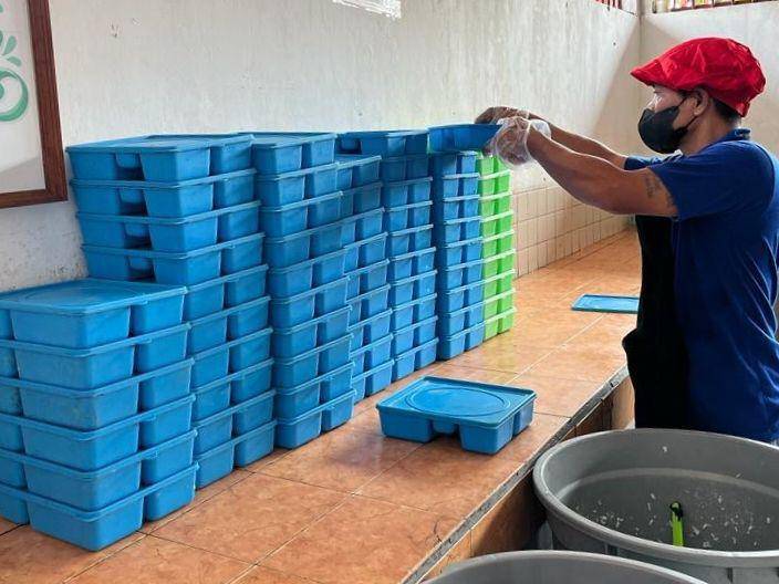 Wadah makanan ditata oleh seorang pelayan di Lapas Kedungpane Semarang. (IDN Times/Dok Humas Lapas Kedungpane Semarang)
