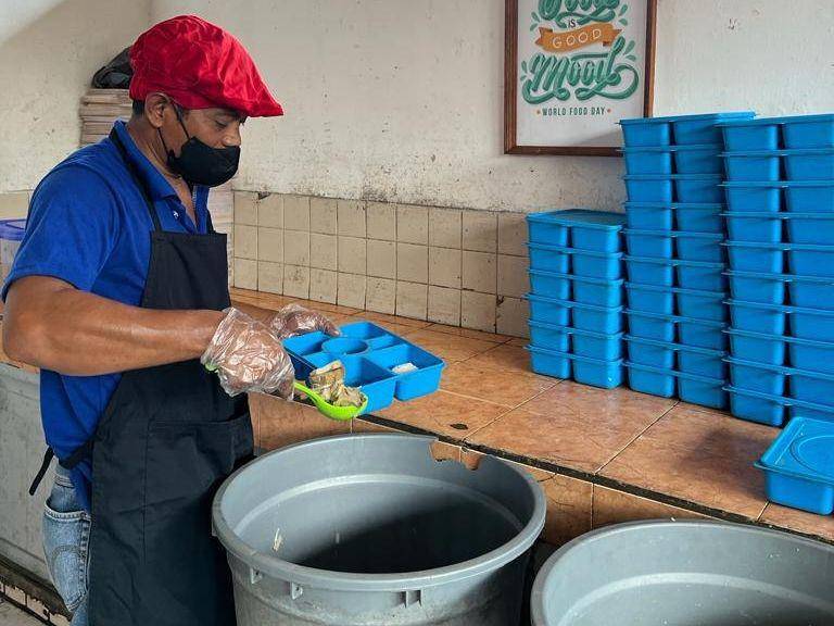 Seorang narapidana Lapas Kedungpane yang menjadi juru masak terlihat menata masakan ke dalam wadah yang telah disiapkan untuk ransum pagi, siang dan sore. (IDN Times/Dok Humas Lapas Kedungpane Semarang)