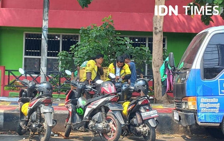 Penampakan Ojol menunggu orderan di bilangan Jalan Ahmad Yani, Kota Bandar Lampung, Rabu (8/11/2023). (IDN Times/Tama Yudha Wiguna).