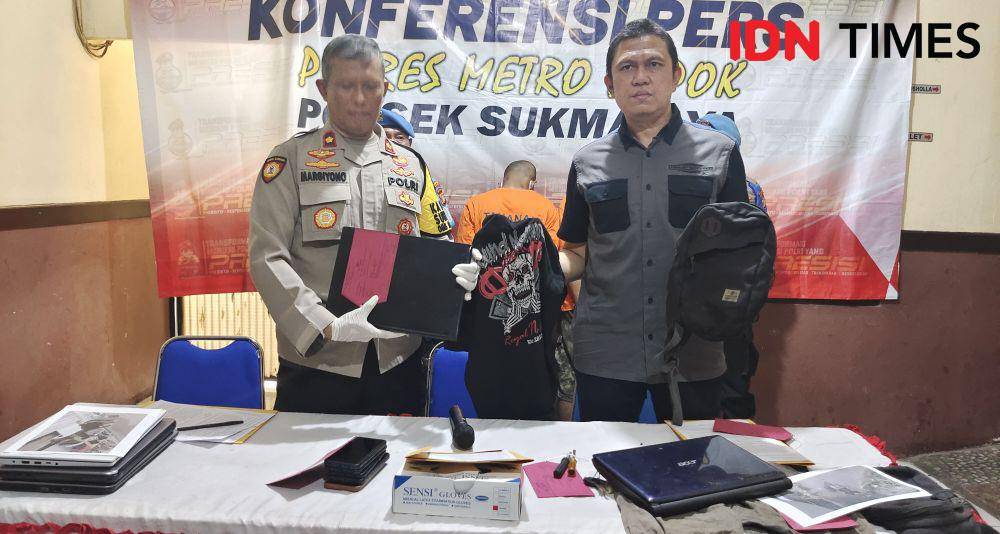 Kapolsek Sukmajaya, Kompol Margiyono (kiri) dan Kasat Reskrim Polres Metro Depok, Kompol Hadi Kristanto memperlihatkan barang bukti tersangka pencurian di Polsek Sukmajaya, Polres Metro Depok. (IDNTimes/Dicky)