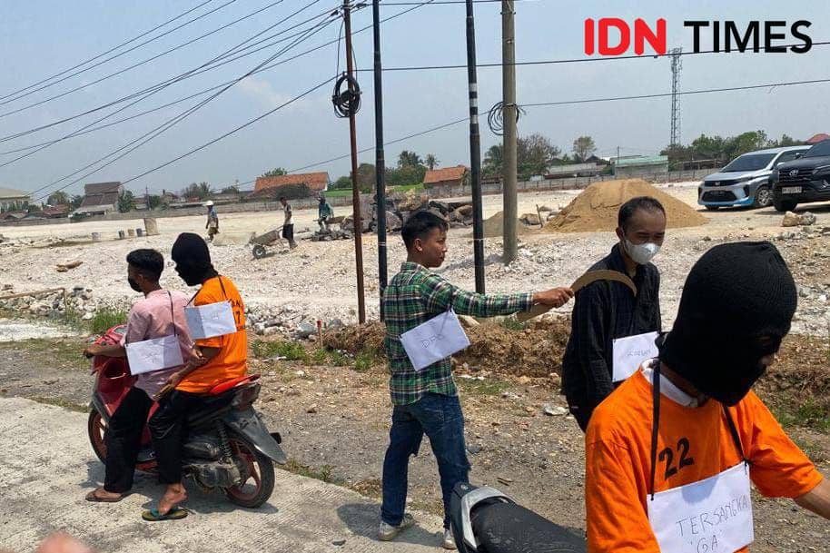 Rekonstruksi kasus tawuran antar pelajar menewaskan seorang siswa SMK BLK Bandar Lampung inisal GIZ (17), Rabu (8/11/2023). (IDN Times/Tama Yudha Wiguna).
