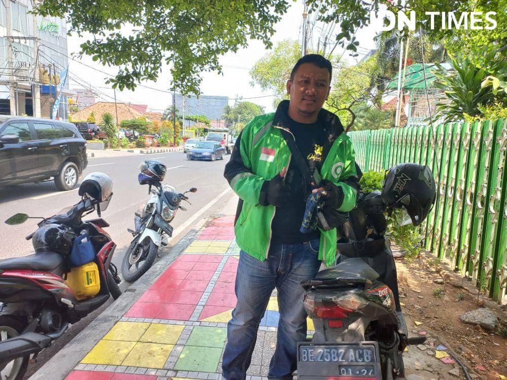 Penampakan Ojol menunggu orderan di bilangan Jalan Ahmad Yani, Kota Bandar Lampung, Rabu (8/11/2023). (IDN Times/Tama Yudha Wiguna).