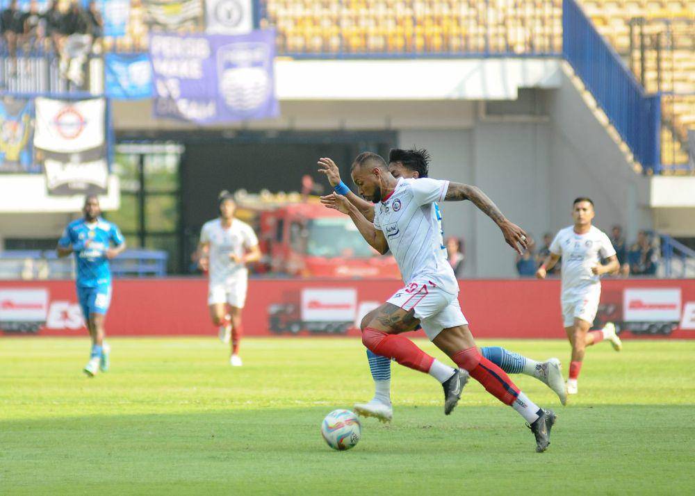 Gustavo Almeida saat beradu sprint dengan pemain Persib Bandung. (Dok. Media Officer Arema FC)