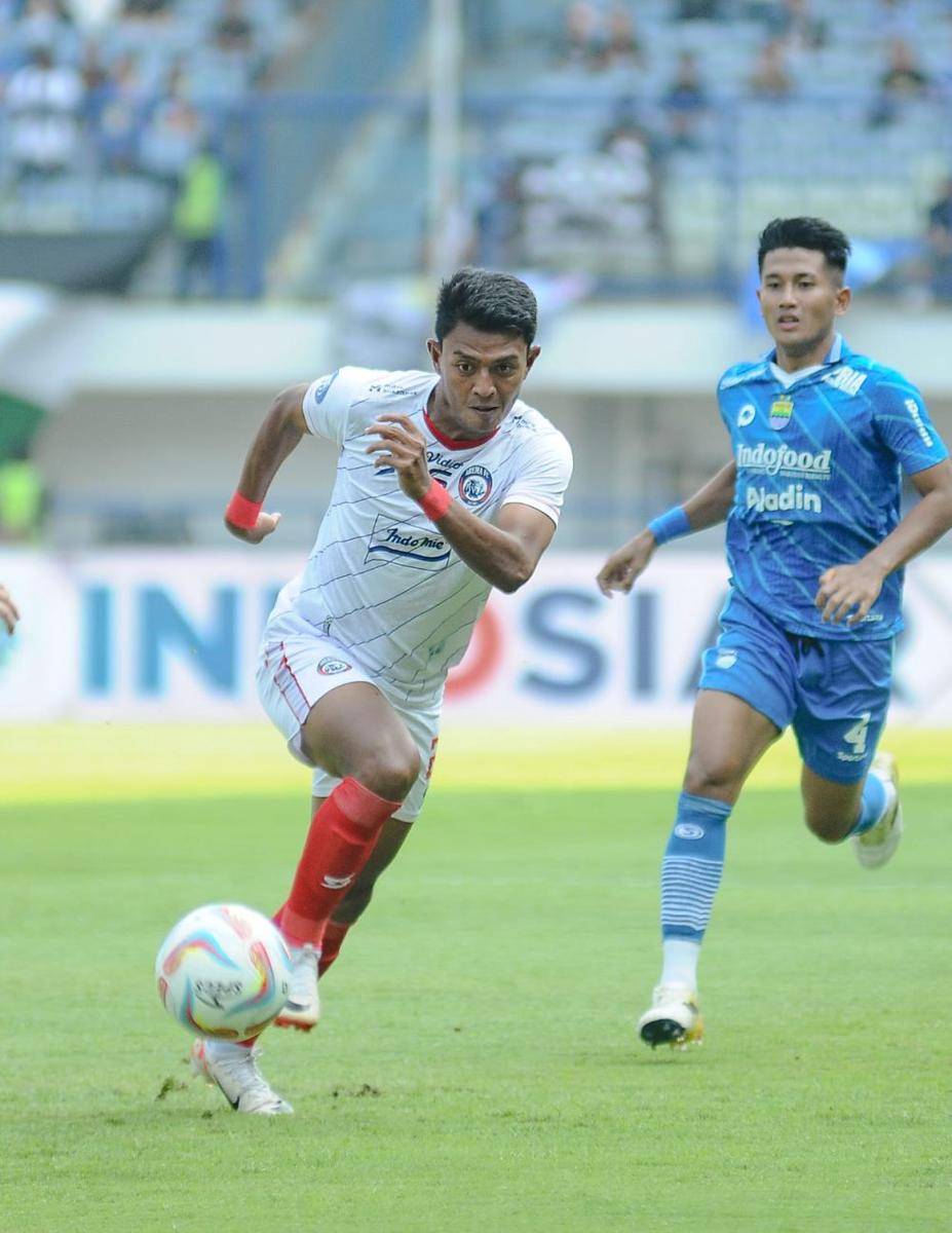 Dedik Setiawan saat beradu sprint dengan pemain Persib Bandung. (Dok. Media Officer Arema FC)