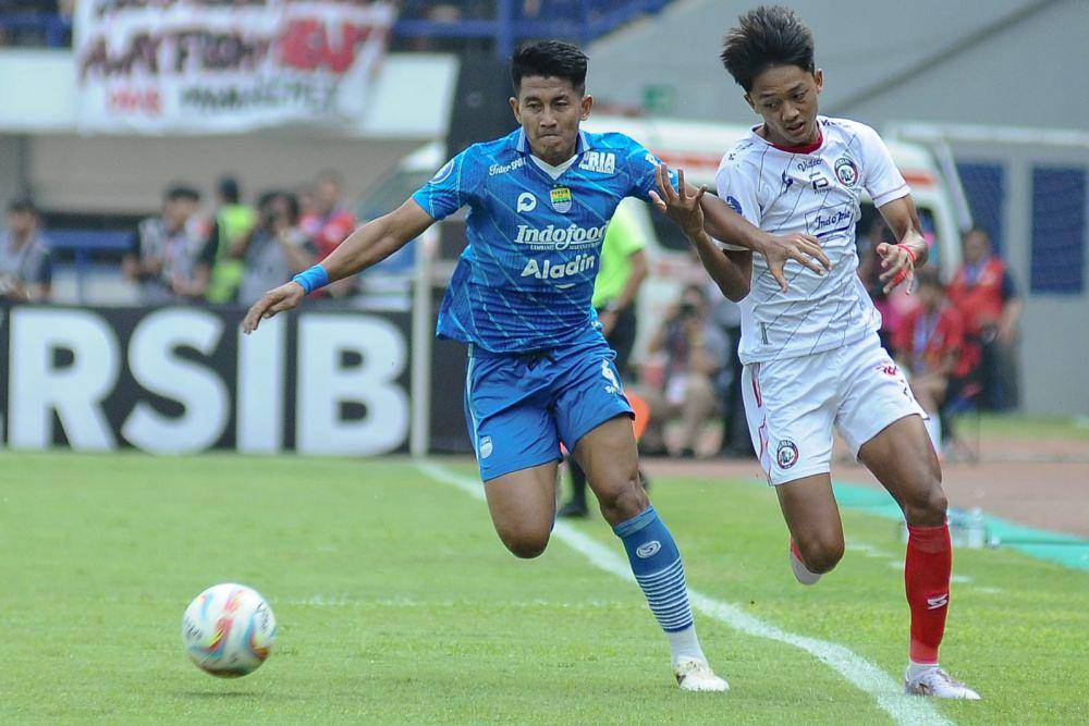 Achmad Maulana Syarif saat beradu sprint dengan pemain Persib Bandung. (Dok. Media Officer Arema FC)