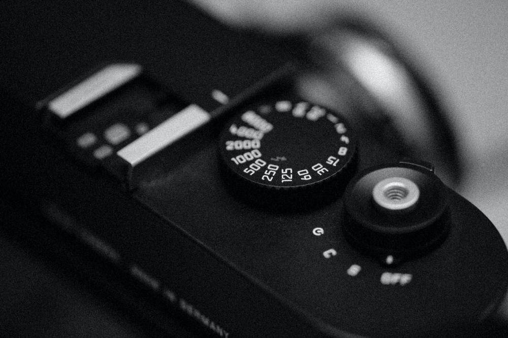 ilustrasi mengatur shutter speed pada kamera (pexels.com/Alexey Demidov)