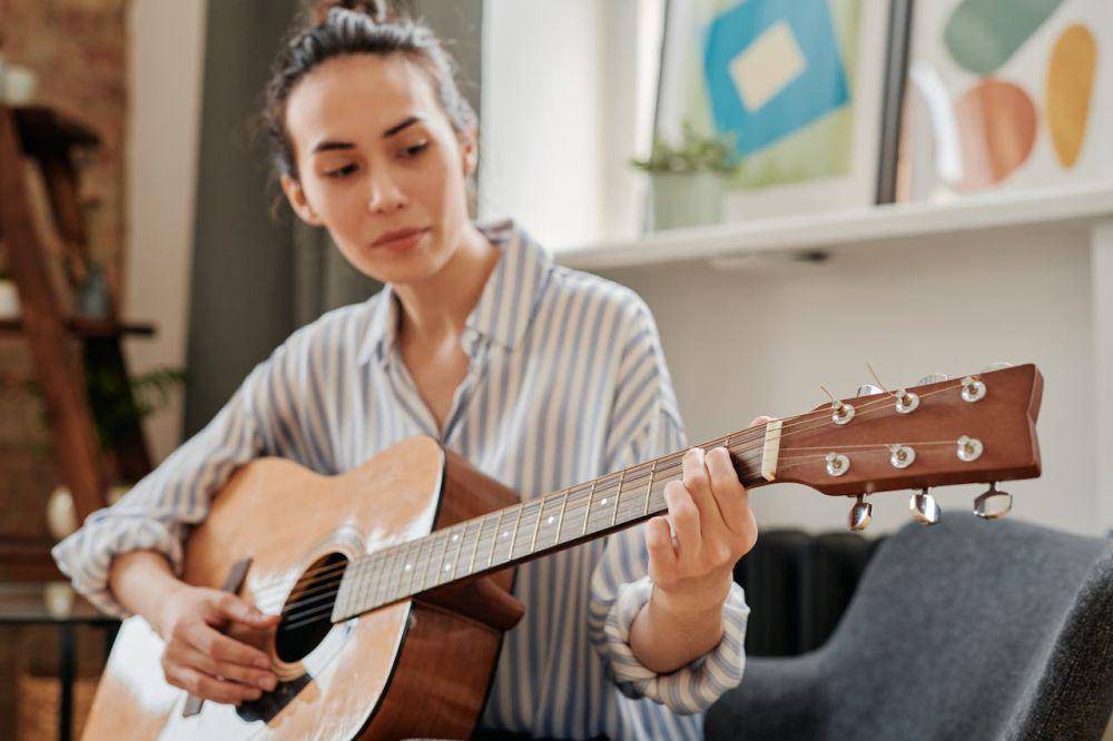 ilustrasi bermain gitar (pexels.com/Boris Pavlikovsky)