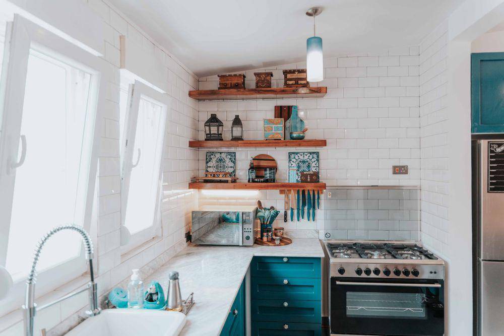 ilustrasi desain dapur bernuansa putih (pexels.com/Keegan Checks)
