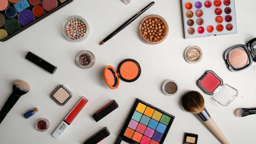 ilustrasi mengeluarkan makeup yang ada di dalam rak kabinet (pexels.com/MART PRODUCTION)