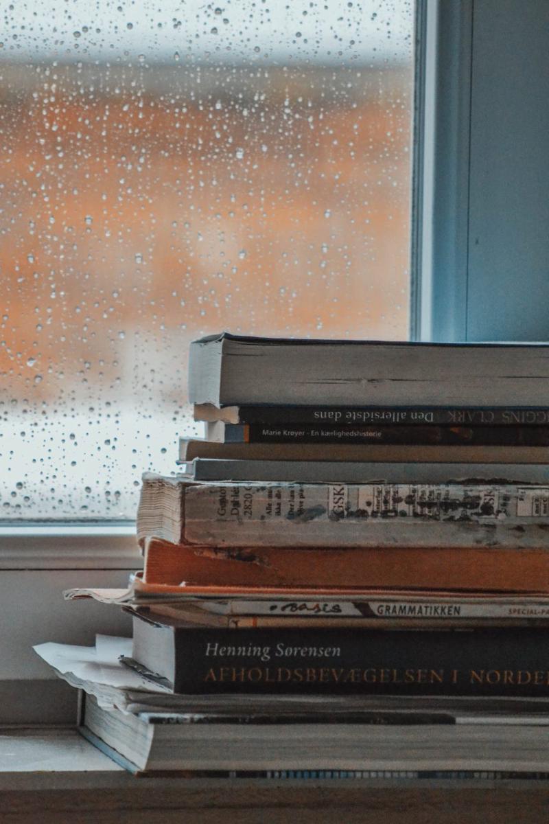 5 Rekomendasi Novel tentang Hujan, Penuh Kisah Cinta yang Bikin Galau