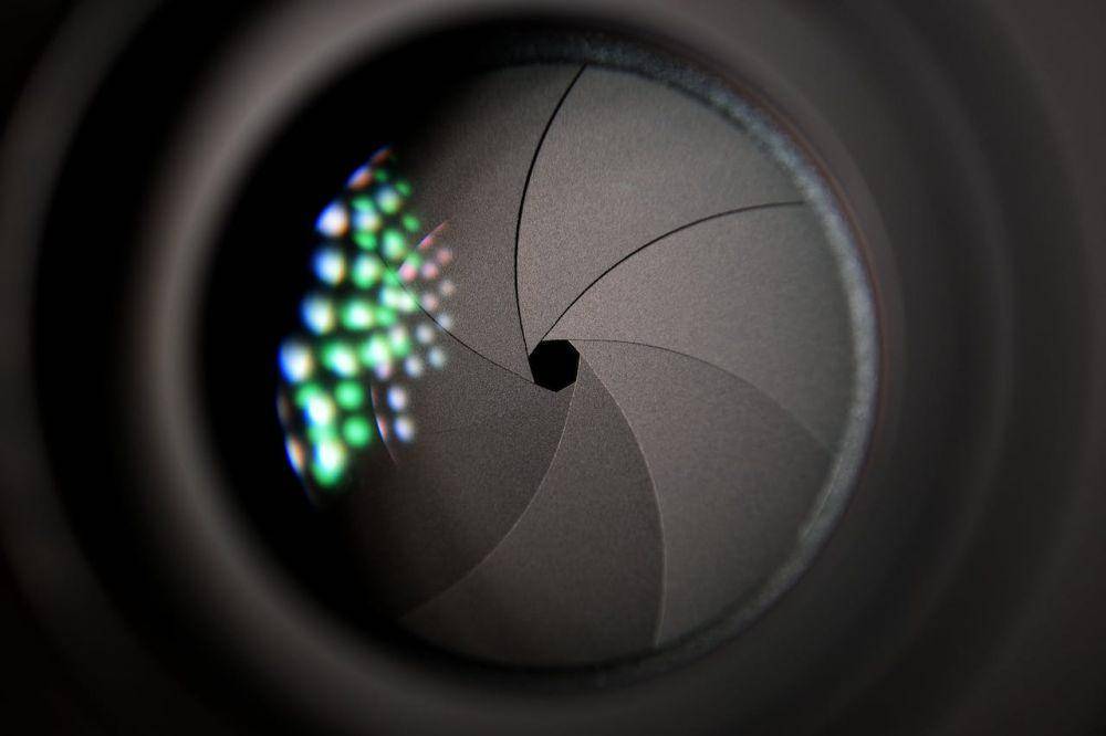 ilustrasi mengatur aperture pada lensa kamera (pexels.com/Pixabay)