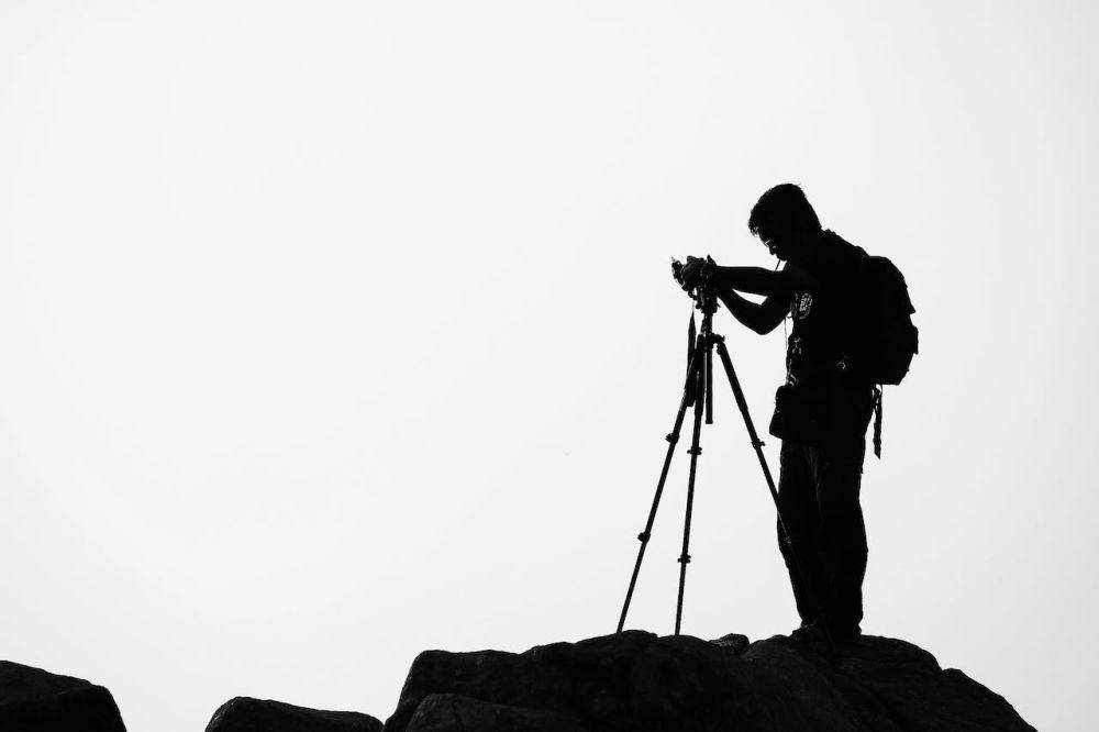 ilustrasi menggunakan tripod untuk hasil yang lebih stabil (pexels.com/Pok Rie)
