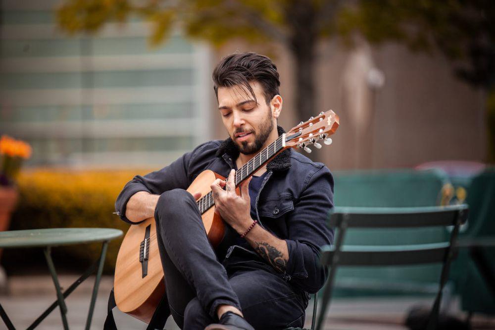 8 Alasan Cewek Suka Cowok yang Bisa Main Alat Musik, Cool dan Romantis